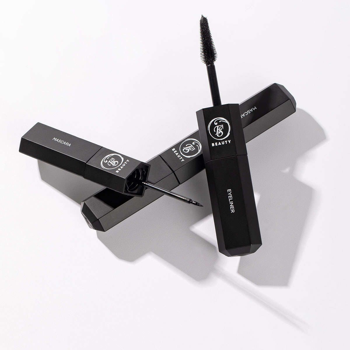 Mascara + eye-liner 